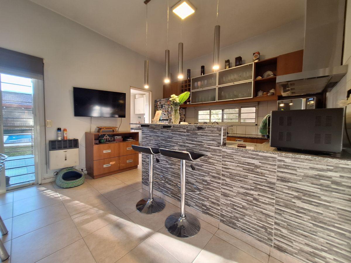 Foto de VENTA - IMPECABLE CASA EN LOTE 10x28, 4 DORMITORIOS, QUINCHO, PISCINA, imagen 3
