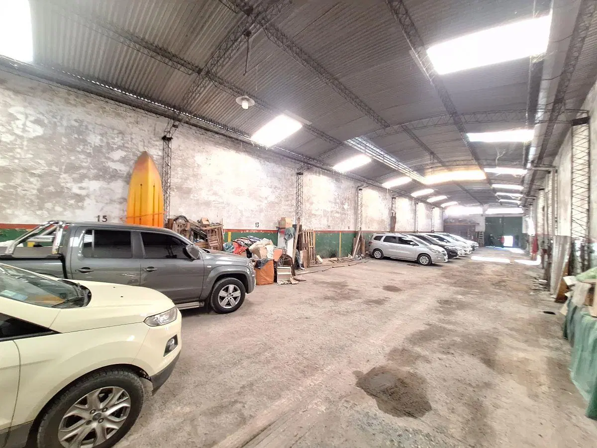 VENTA - GALPÓN INDUSTRIAL 8,66 x 43mts. Con baño, oficina y portón utilitarios gran porte 2