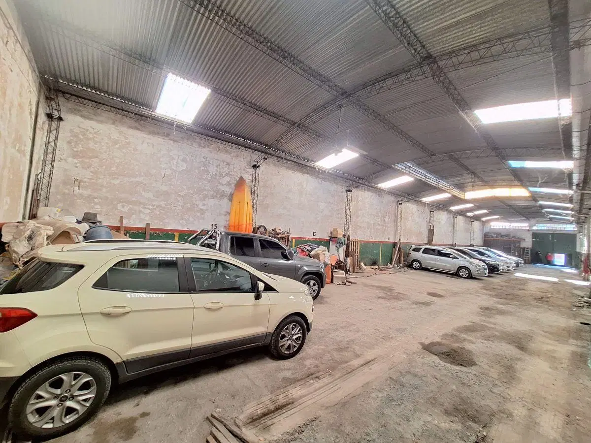 VENTA - GALPÓN INDUSTRIAL 8,66 x 43mts. Con baño, oficina y portón utilitarios gran porte 1