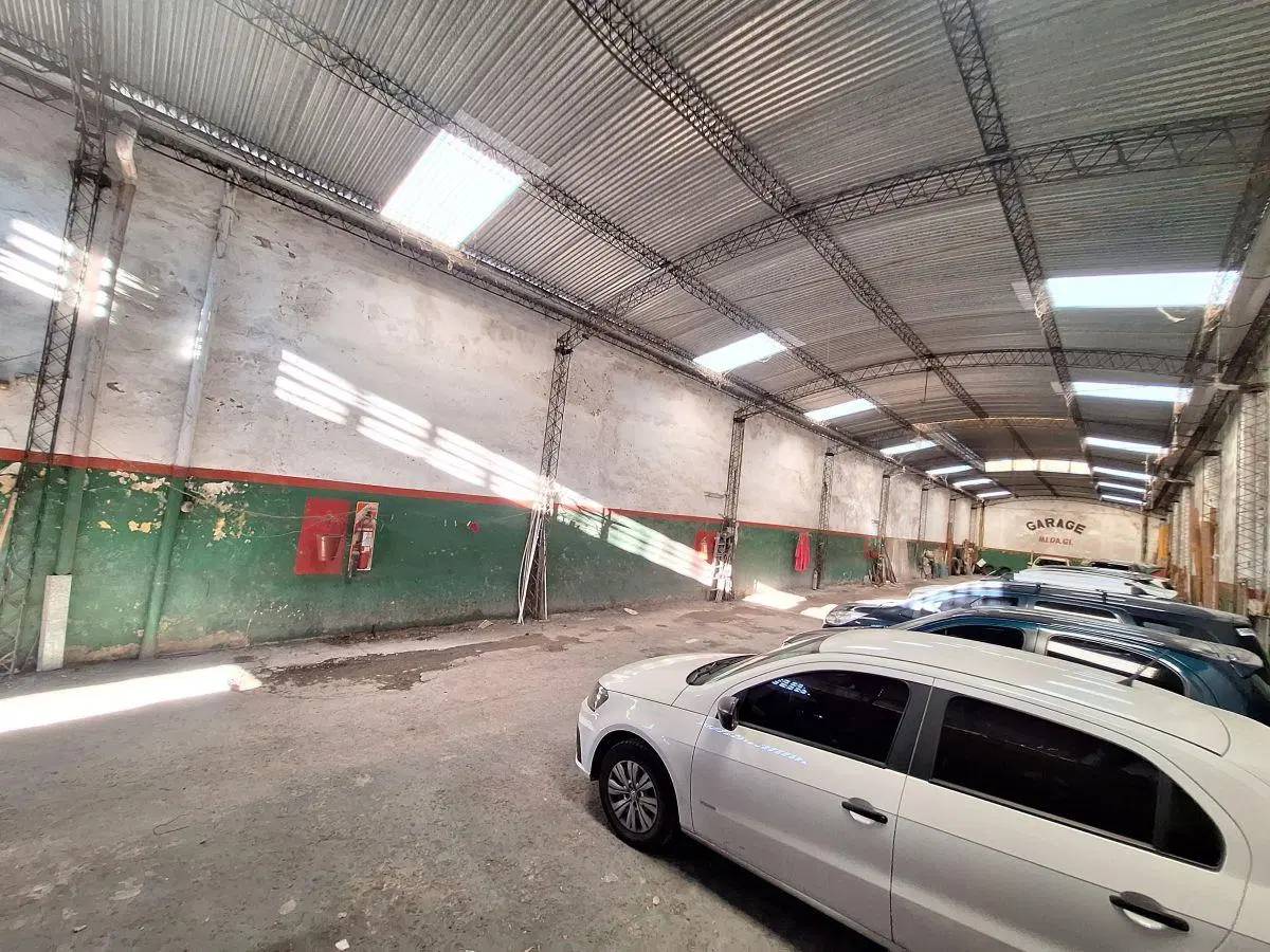 VENTA - GALPÓN INDUSTRIAL 8,66 x 43mts. Con baño, oficina y portón utilitarios gran porte 4