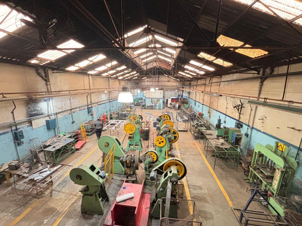 Foto de ALQUILER - Nave Industrial 1.100 m² Planta + 200 m² Entrepiso - Lomas, imagen 3