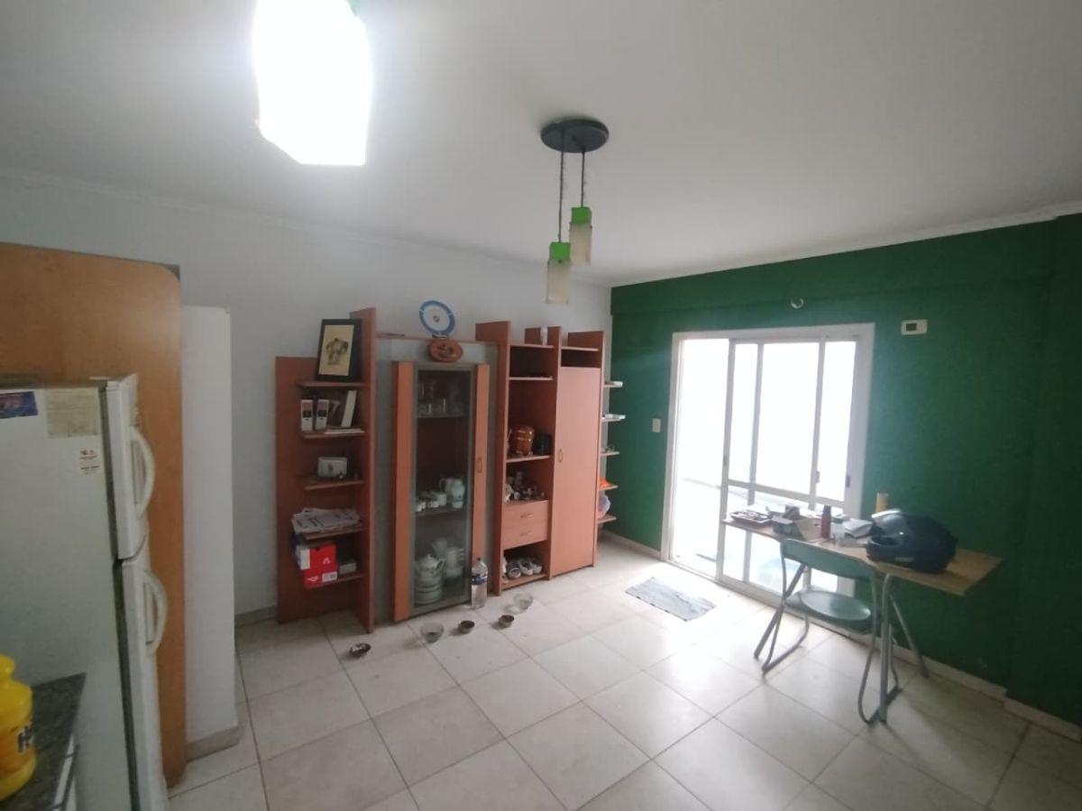 Foto de DEPARTAMENTO 1er PISO - 3 AMBIENTES CON PATIO- VENTA- COLECTORA DE AV, imagen 2