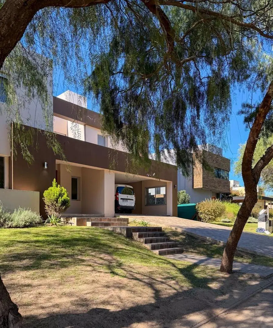 CASA EN VENTA TRES DORMITORIOS - TERRENO PLANO - LA CUESTA 2