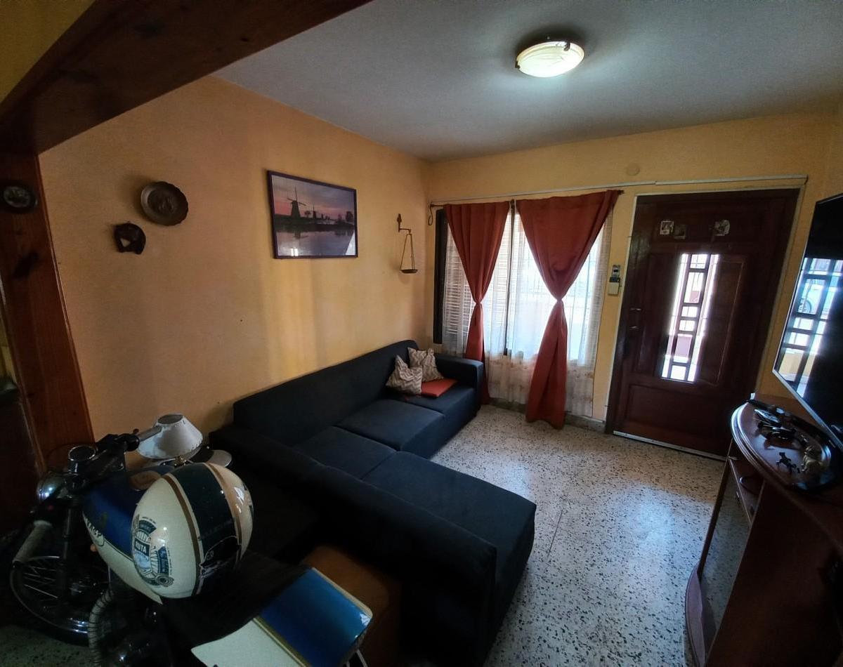 Casa de 2 Dorm. y Dep. en Barrio Urquiza 2