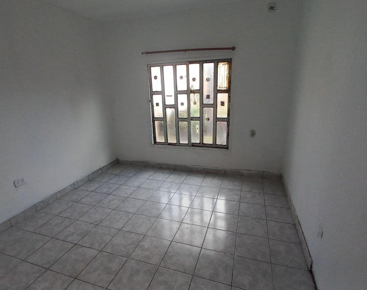 Casa de Dos Dorm. Ubicada en Bolivar 2143, Barrio Golf. 5
