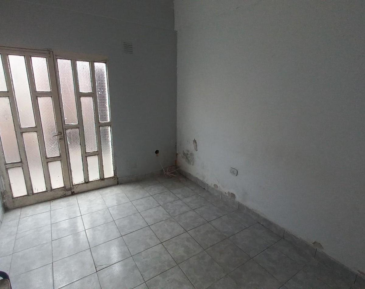 Casa de Dos Dorm. Ubicada en Bolivar 2143, Barrio Golf. 1