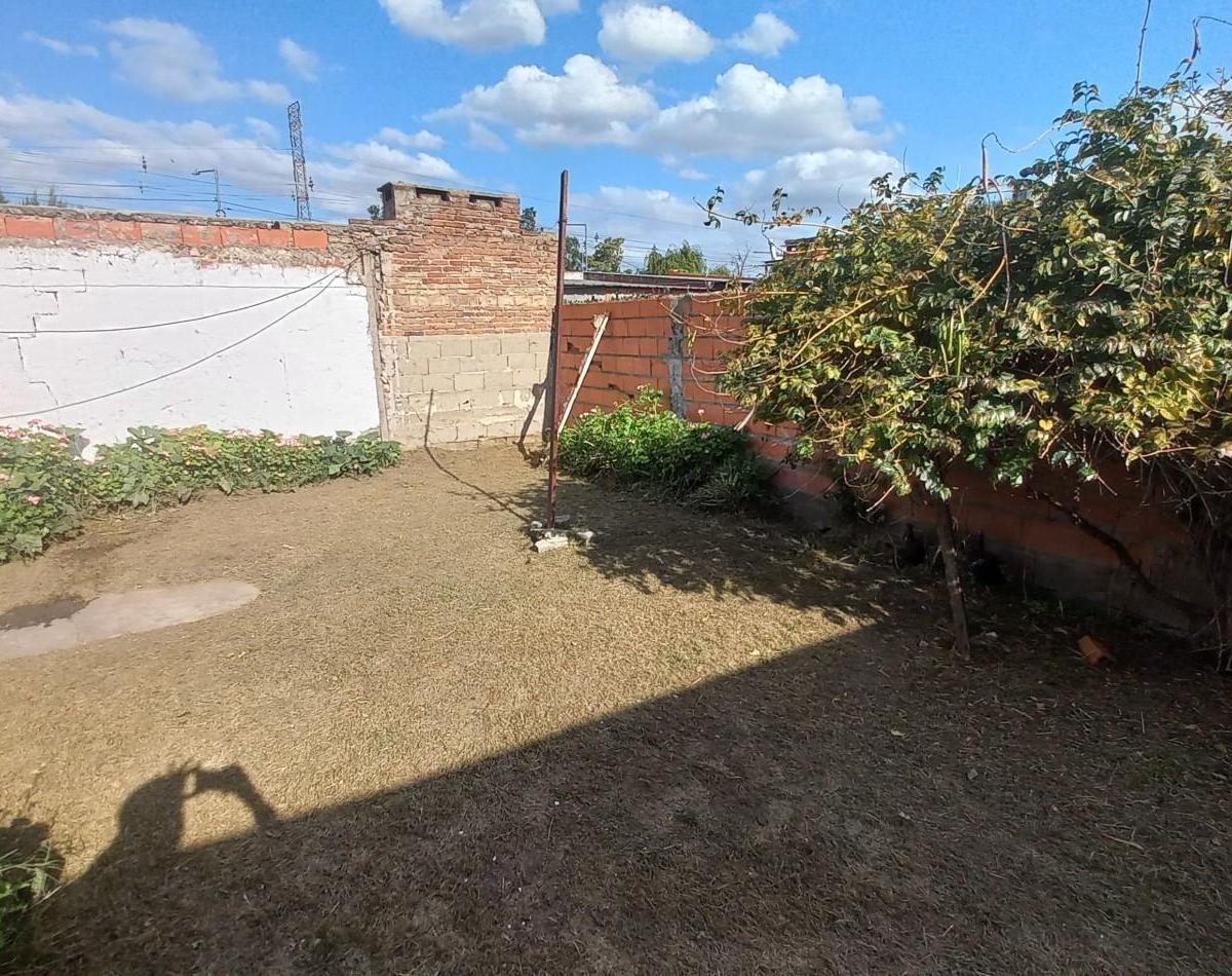 Casa de Dos Dorm. Ubicada en Bolivar 2143, Barrio Golf. 2