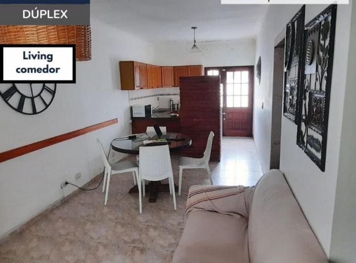Duplex de 4 dormitorios y cochera en Roca 237 3