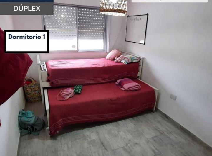 Duplex de 4 dormitorios y cochera en Roca 237 1