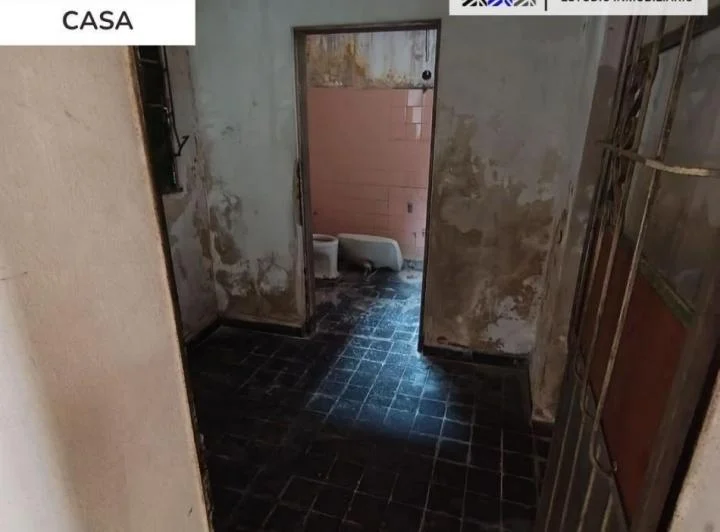 Casa a reciclar en amplio lote en Lamadrid 174 4