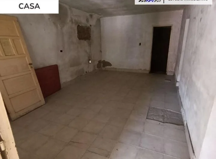 Casa a reciclar en amplio lote en Lamadrid 174 2