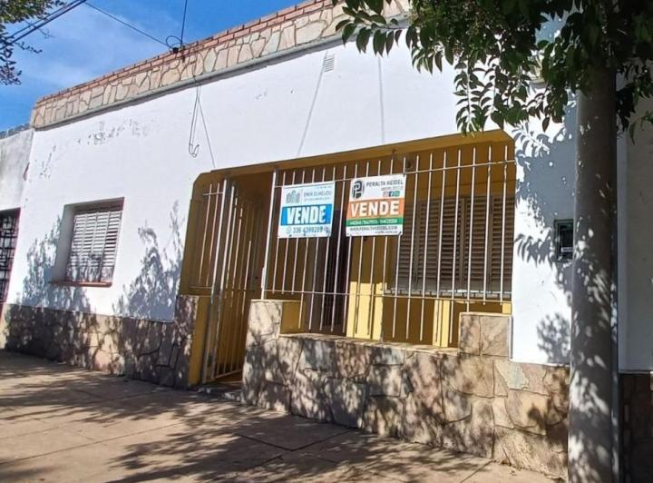 Casa de dos dormitorios ubicada en la esquina de Pringles y Brown, San Nicolas. 1