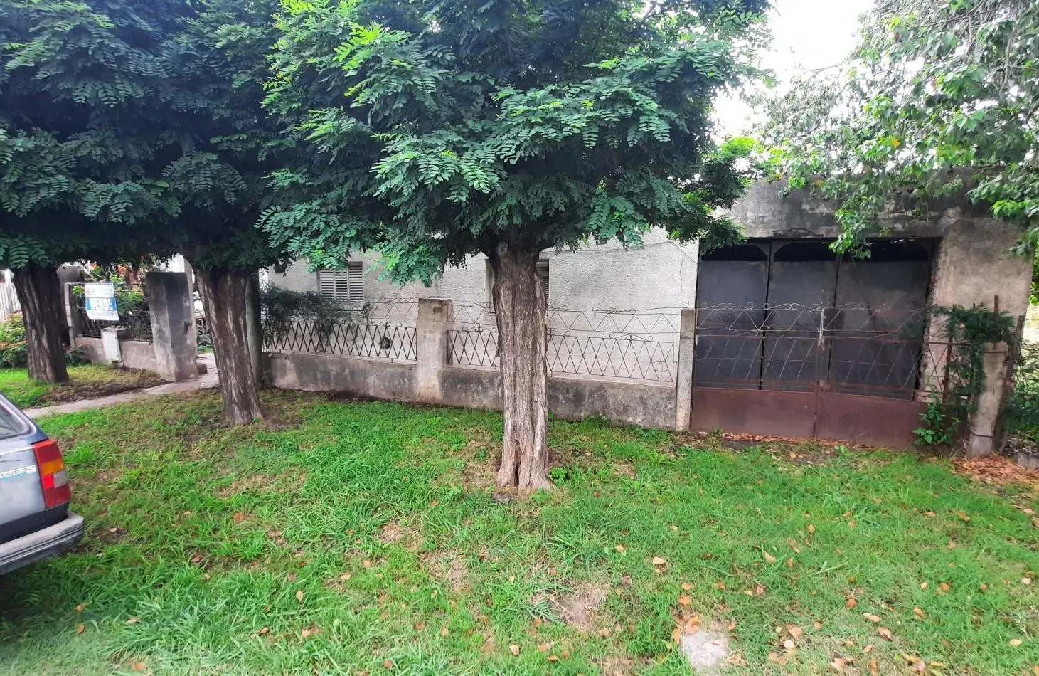 Amplio Lote con casa a reciclar en Campos Salles 3