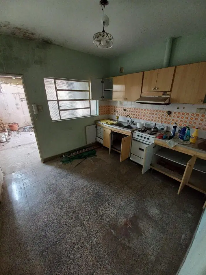 Retasado!!! Depto. a reciclar de 2 dormitorios espacio vehicular en Lavalle 692 2