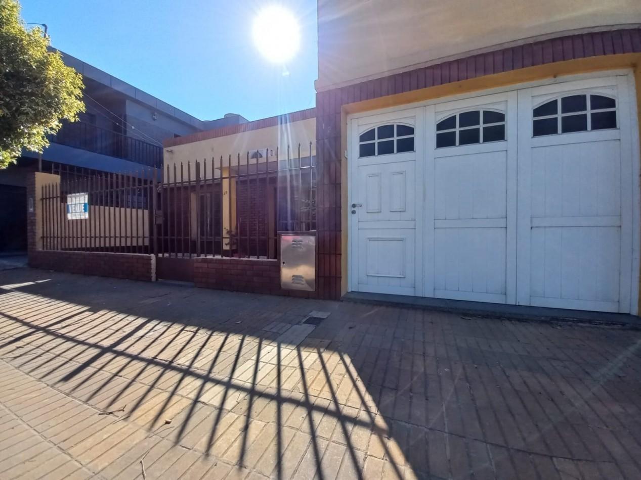 Foto de Casa de 2 dormitorios y cochera en B° Urquiza, imagen 2