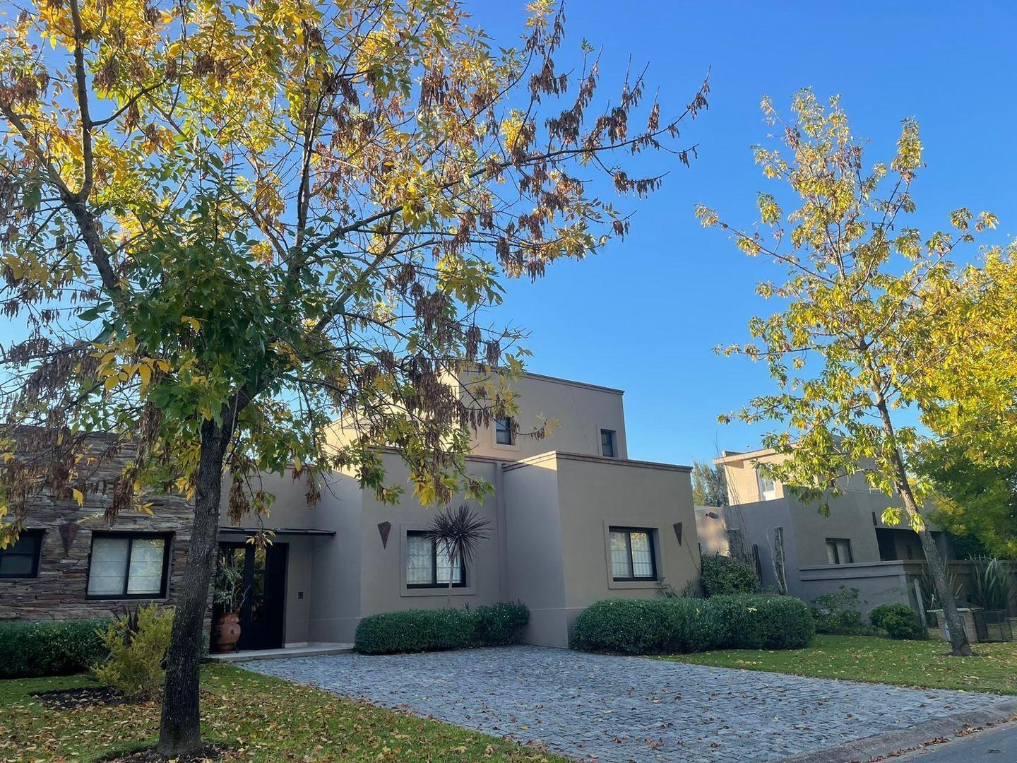 Foto de CASA EN VENTA SANTA CLARA 4 AMB C/PILETA, imagen 1