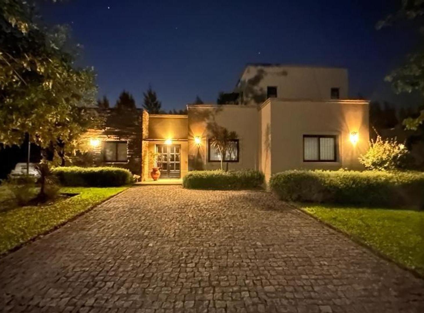 Foto de CASA EN VENTA SANTA CLARA 4 AMB C/PILETA, imagen 3