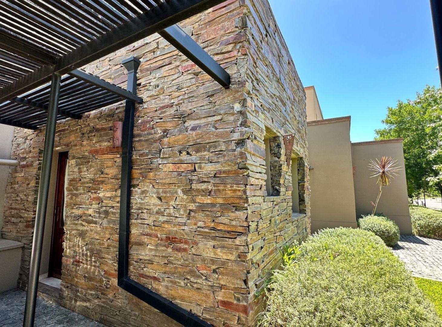 Foto de CASA EN VENTA SANTA CLARA 4 AMB C/PILETA, imagen 5