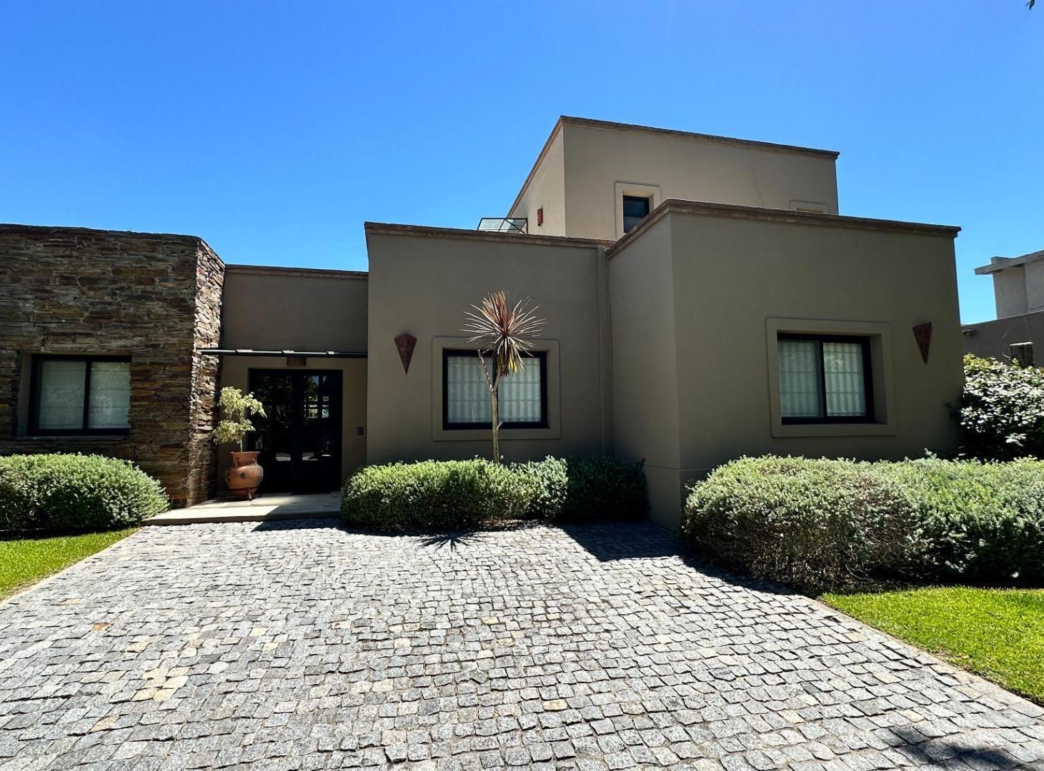 Foto de CASA EN VENTA SANTA CLARA 4 AMB C/PILETA, imagen 2
