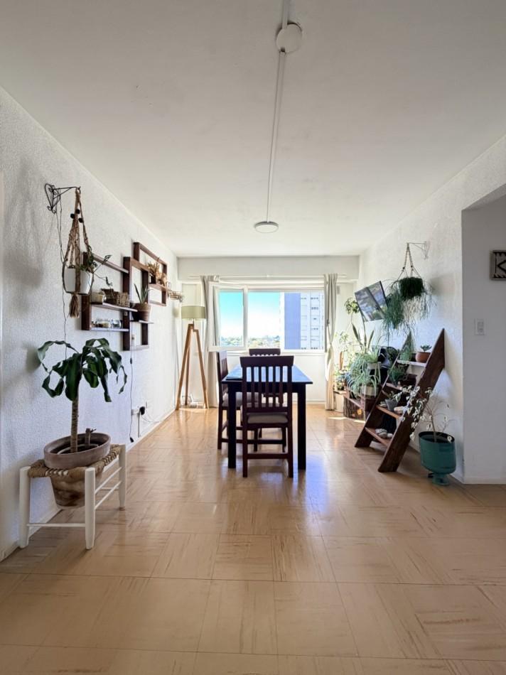 Departamento tres ambientes con espacio de cochera