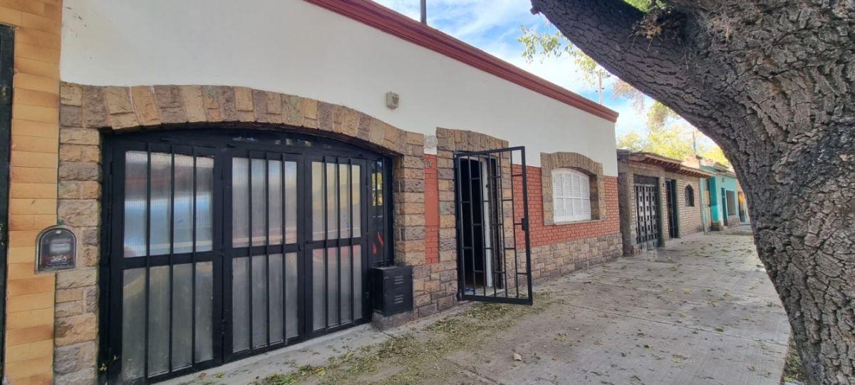 Foto de CASA EN VENTA, 2 DORMITORIOS, CUARTA SECCIÓN - CIUDAD DE MENDOZA, imagen 1