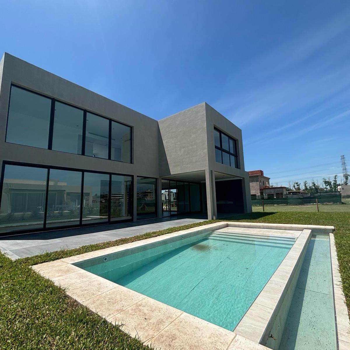 Exclusiva Casa en Canning Chico