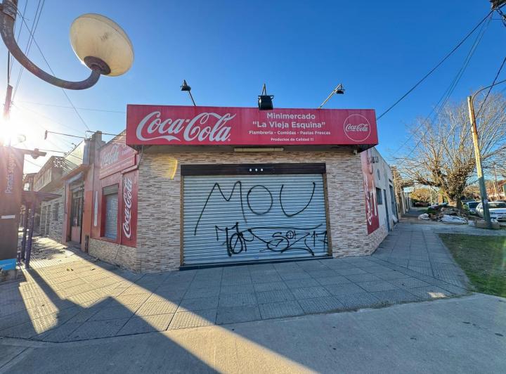 -Local en esquina con entrada vehicular-