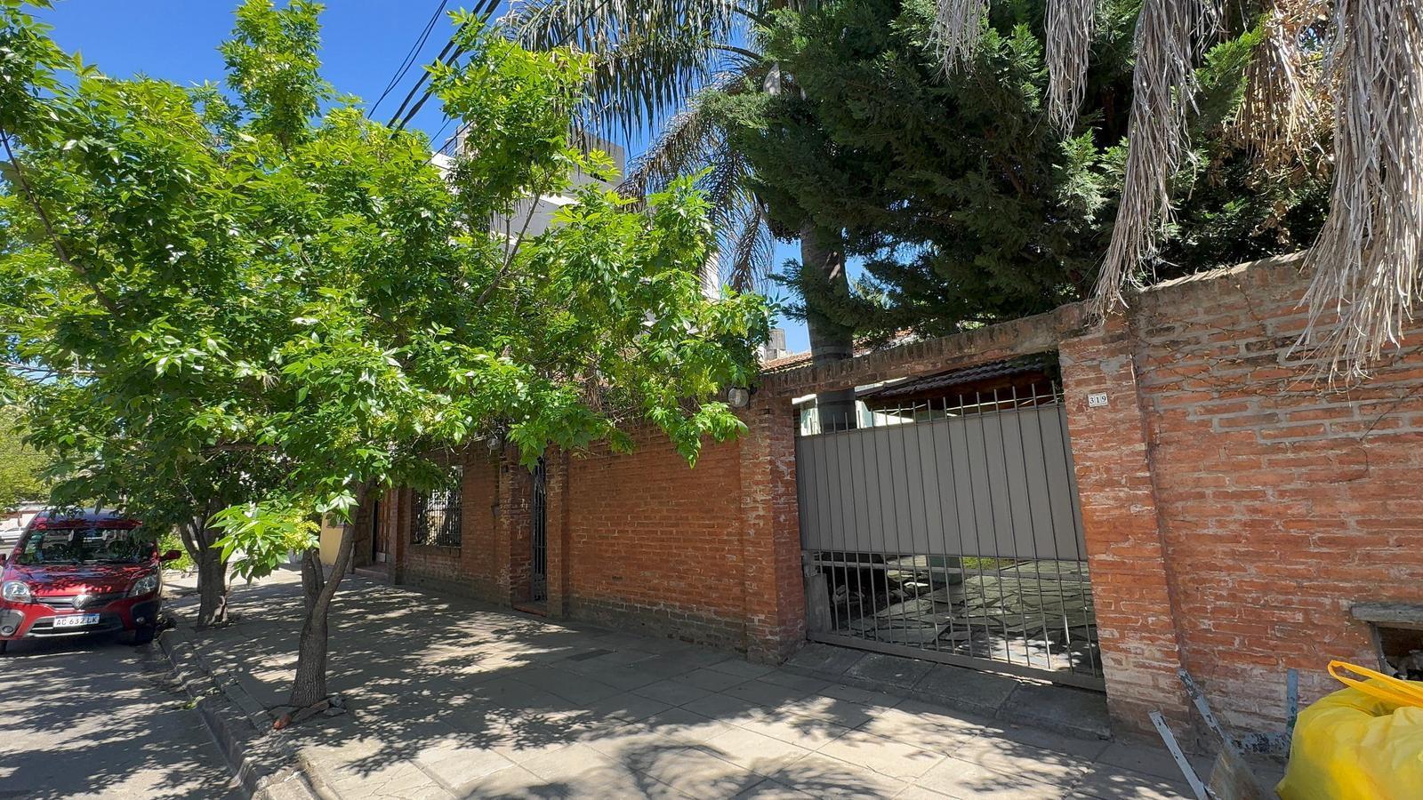 Casa de 4 ambientes en venta en Moron Sur