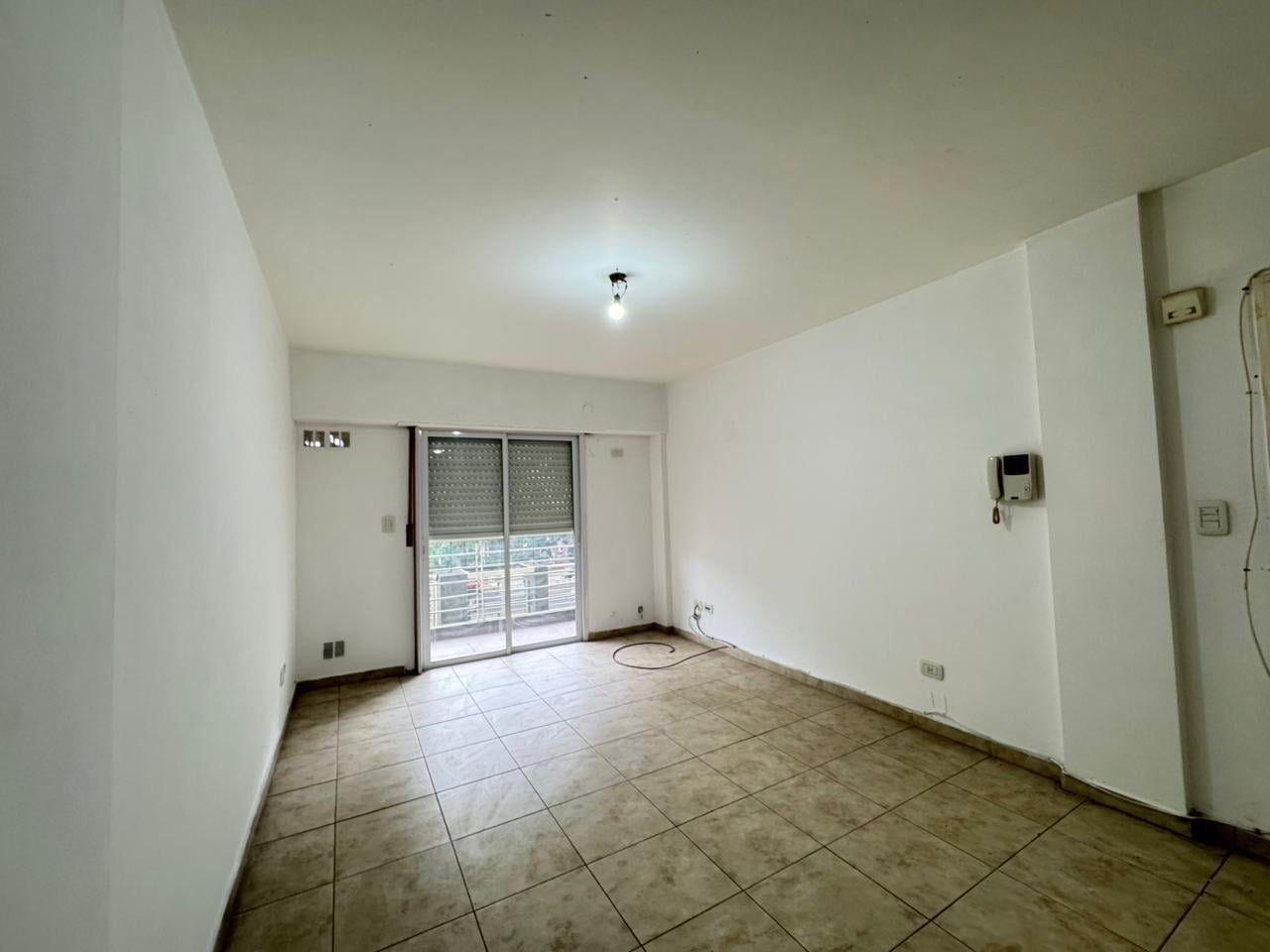 Amplio departamento de 2 ambientes en alquiler Moron Sur