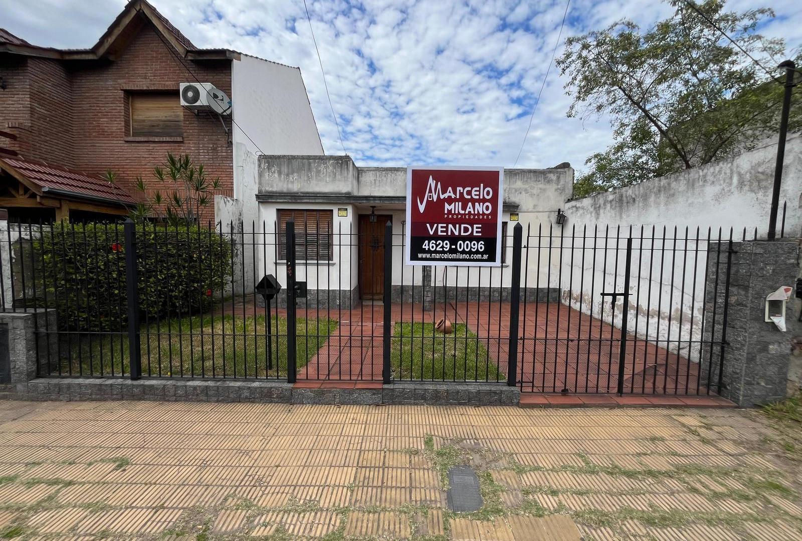 Casa americana con jardín y quincho en Morón