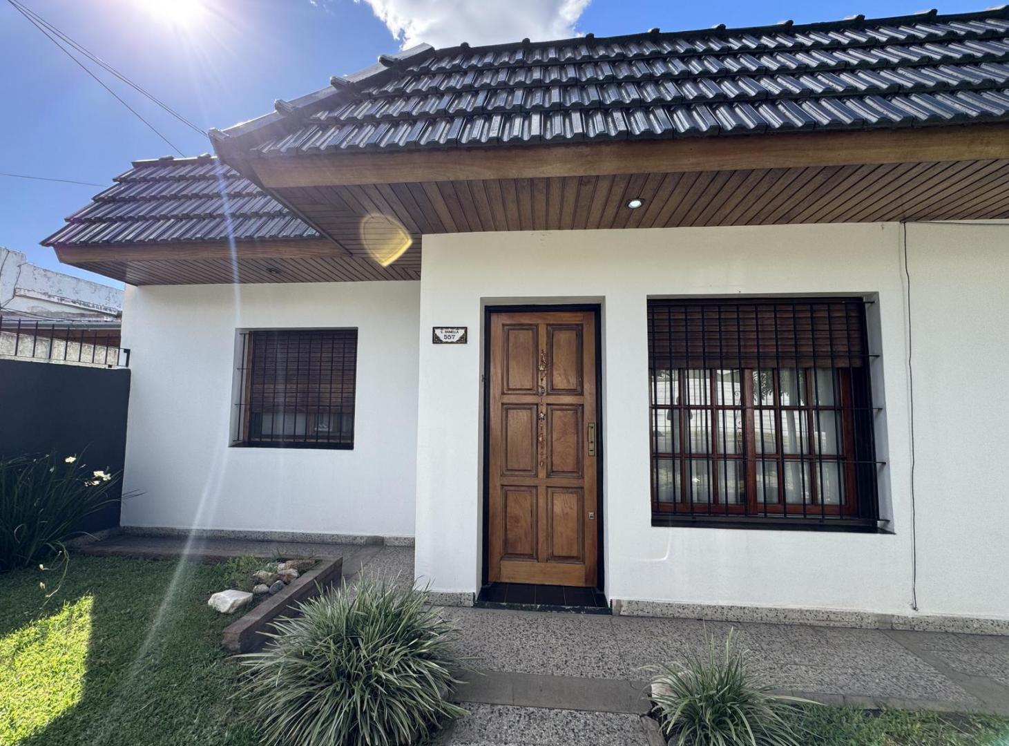 Casa Americana en planta baja con amplio fondo y quincho Morón