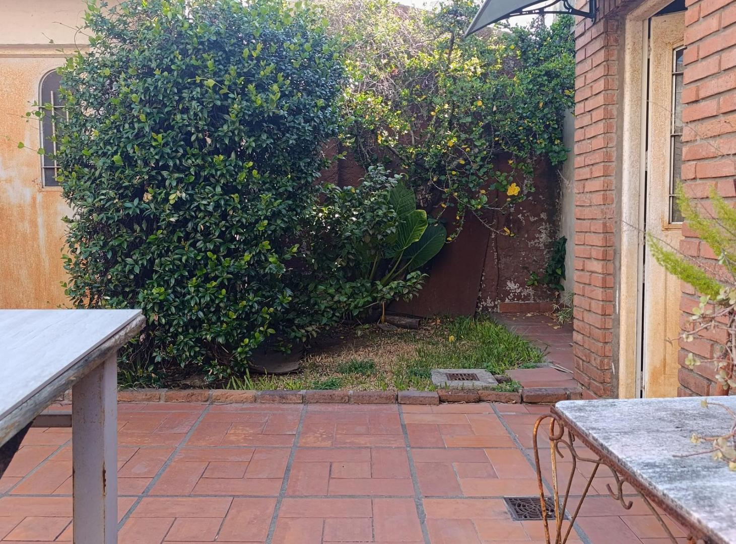 Casa de 3 plantas con local comercial en Moron