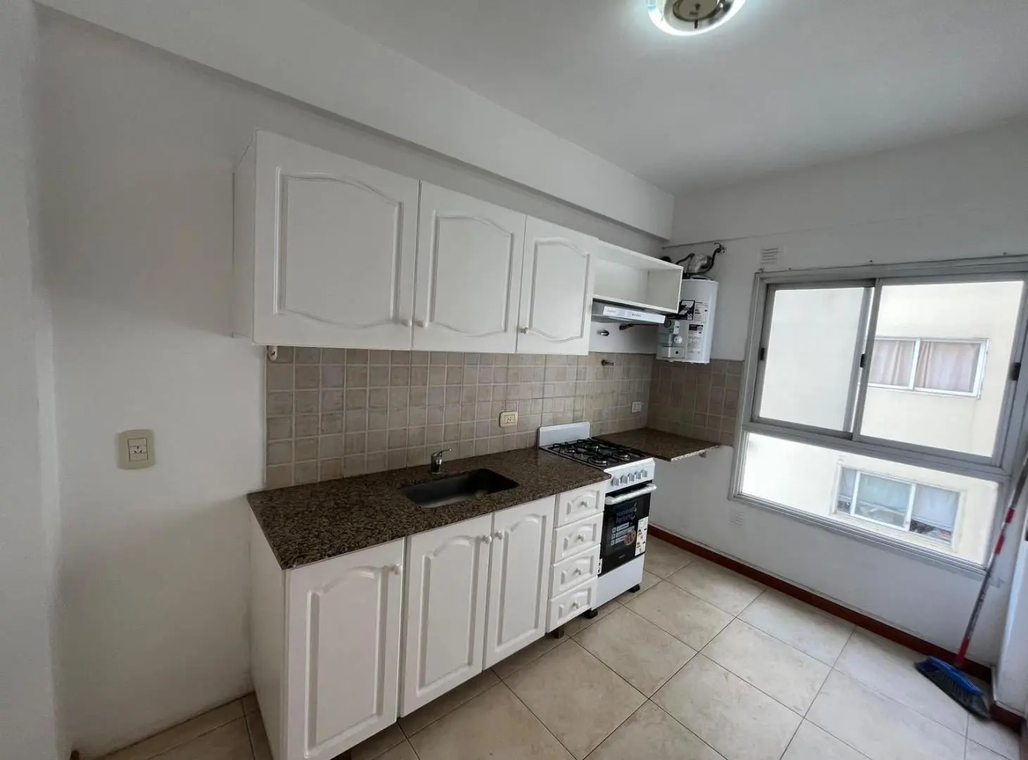 Excelente departamento de tres ambientes en Morón 4