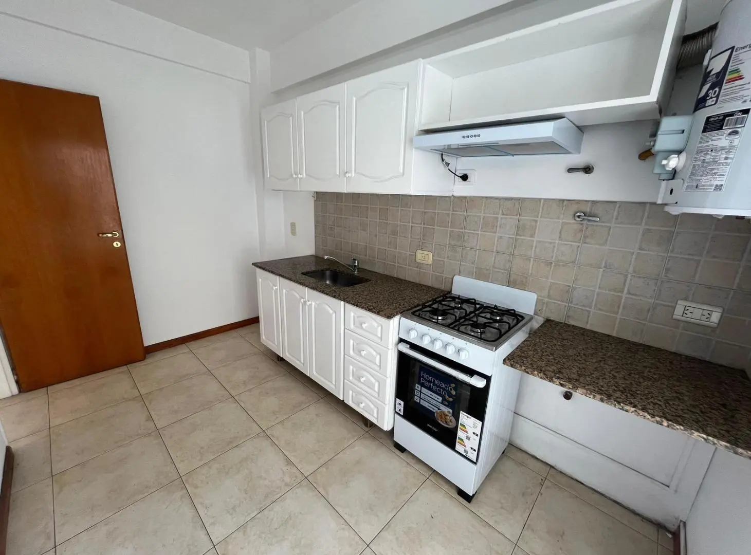 Excelente departamento de tres ambientes en Morón 3