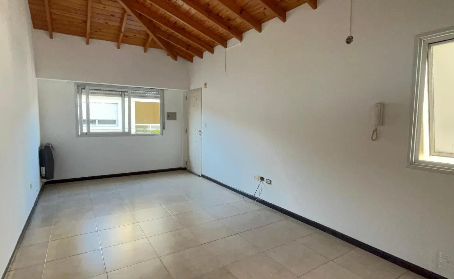 Departamento de 2 ambientes con cochera y balcón en Morón 2