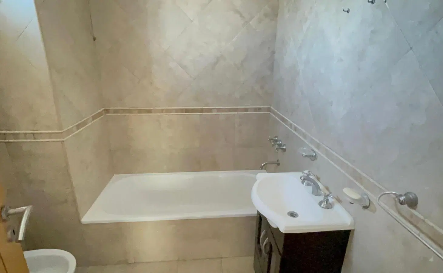 Departamento de 2 ambientes con cochera y balcón en Morón 3
