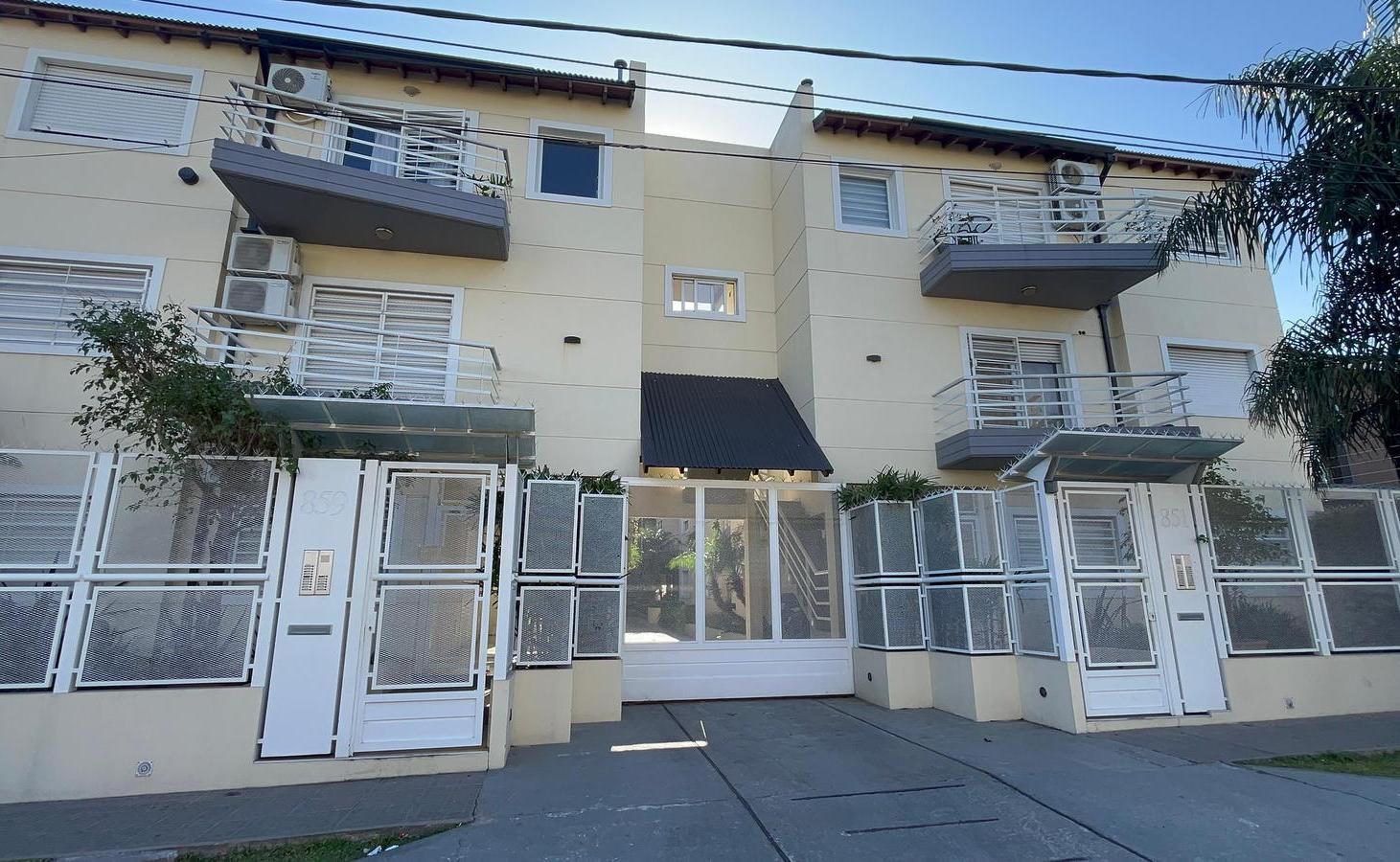 Departamento de 2 ambientes con cochera y balcón en Morón