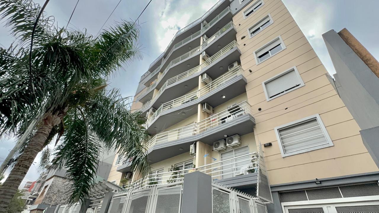 Monoambiente con balcón en Morón