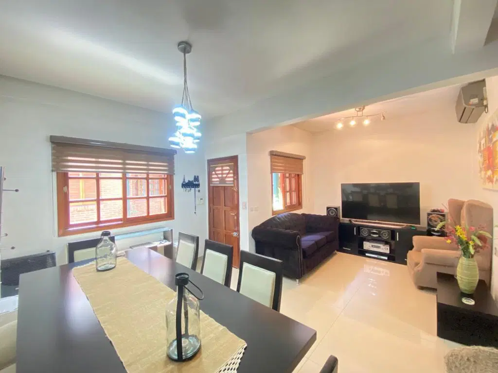 Dúplex de cuatro ambientes con dos cocheras 1