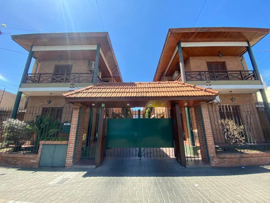 Dúplex de cuatro ambientes con dos cocheras 4