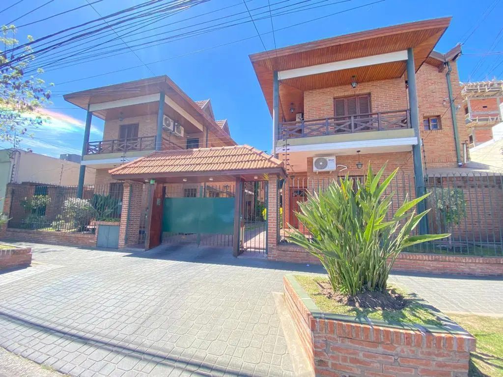 Dúplex de cuatro ambientes con dos cocheras 2