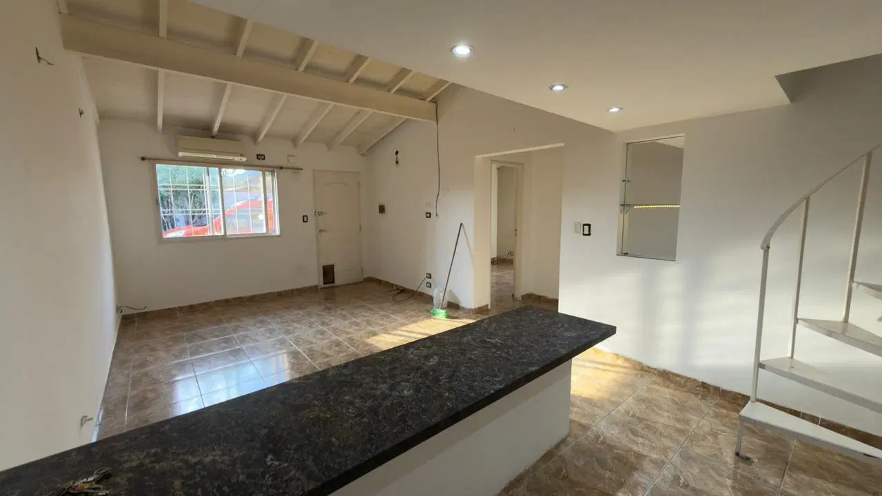 PH de 3 ambientes reciclado en venta en Morón 5