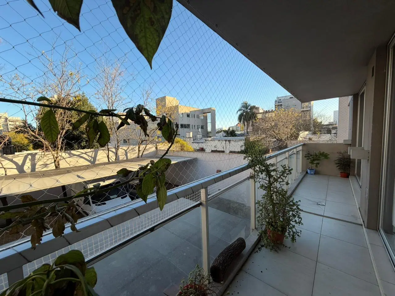 Departamento de Tres ambientes con cochera en alquiler 2