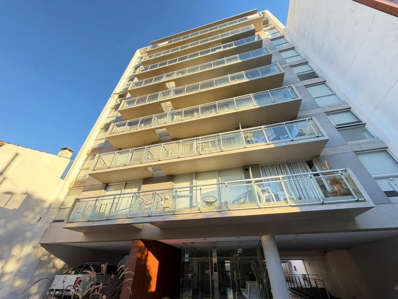 Departamento de Tres ambientes con cochera en alquiler 4