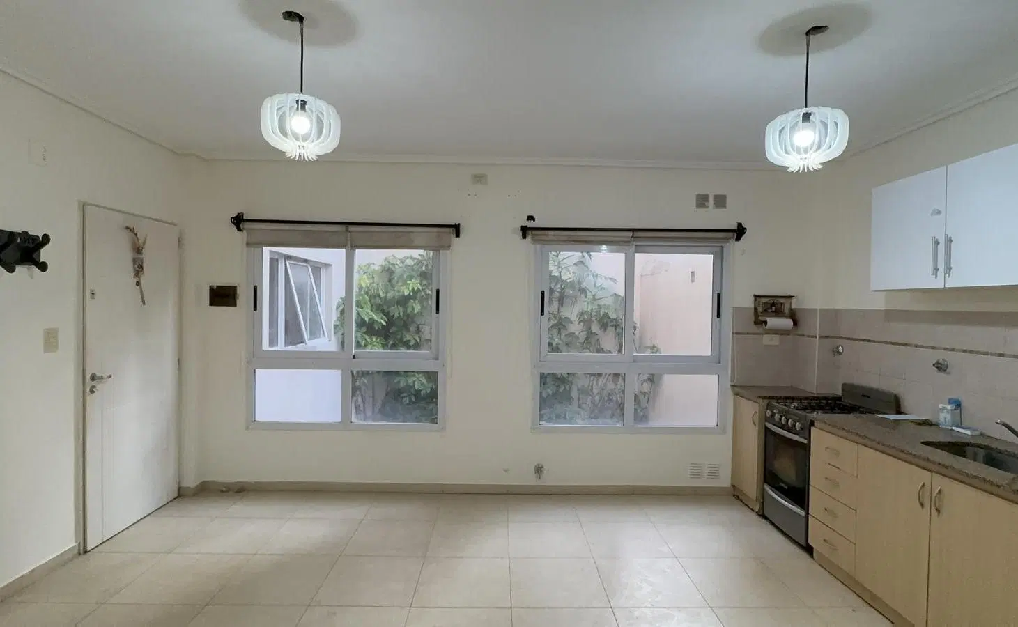 Departamento de 2 ambientes con balcón al frente en venta Morón Sur 1