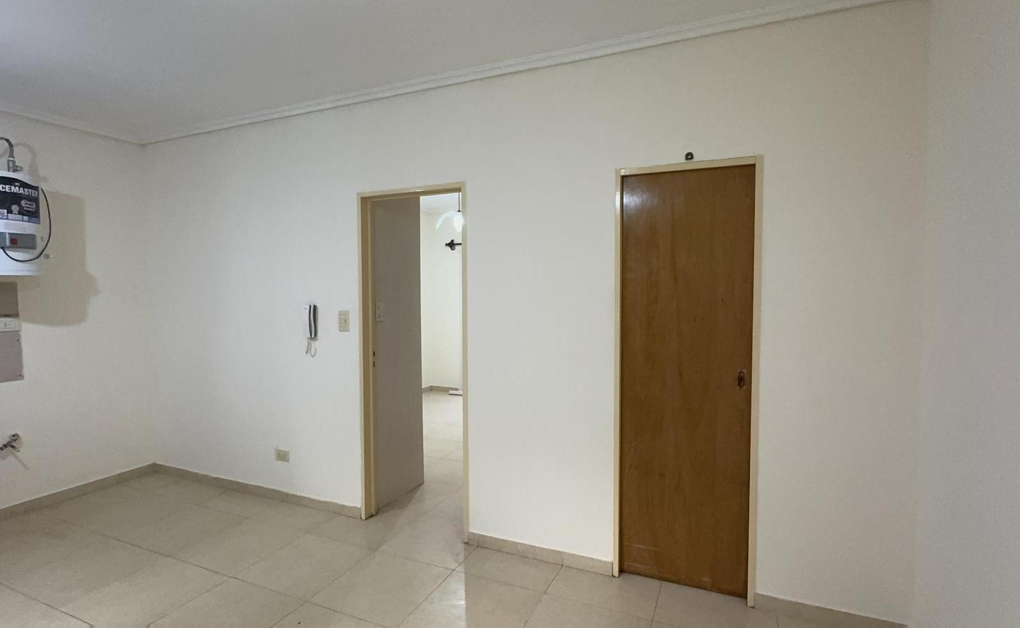 Foto de Departamento de 2 ambientes con balcón al frente en venta Morón Sur, imagen 2