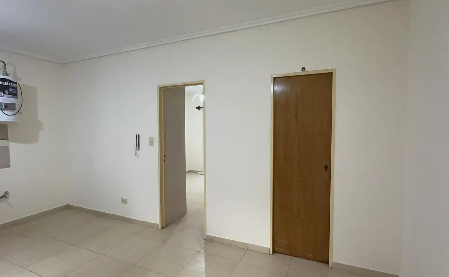 Departamento de 2 ambientes con balcón al frente en venta Morón Sur 2