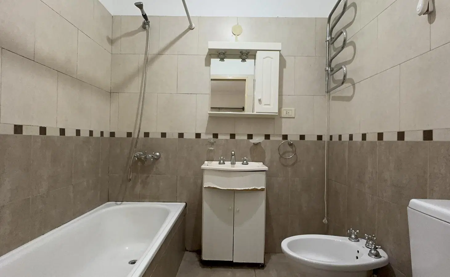 Departamento de 2 ambientes con balcón al frente en venta Morón Sur 5