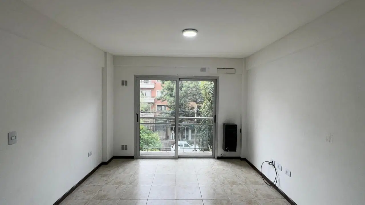 Amplio monoambiente en alquiler Morón 2
