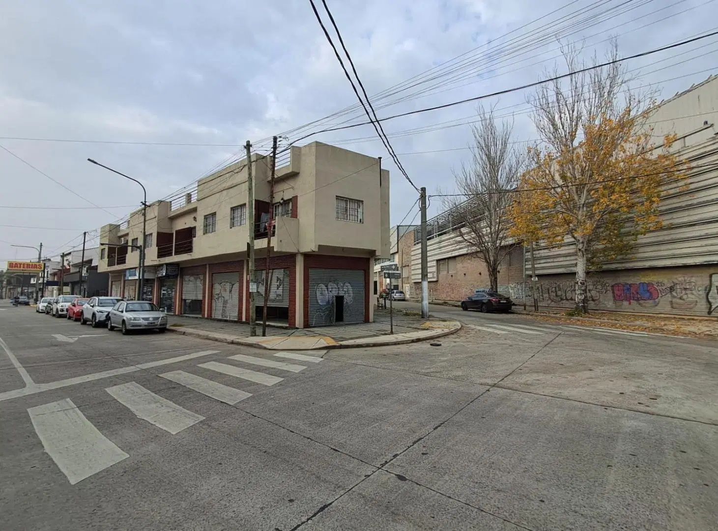 Amplio local sobre Av. Presidente Perón en alquiler Haedo 3